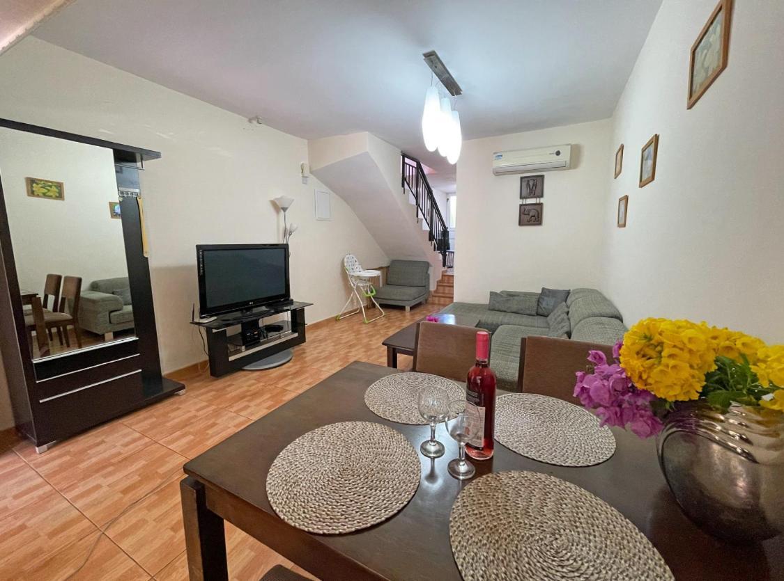 Town House, Garden, 2 Bedrooms, 2 Bathrooms *
